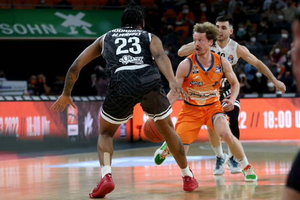 在讨论比赛 在讨论比赛