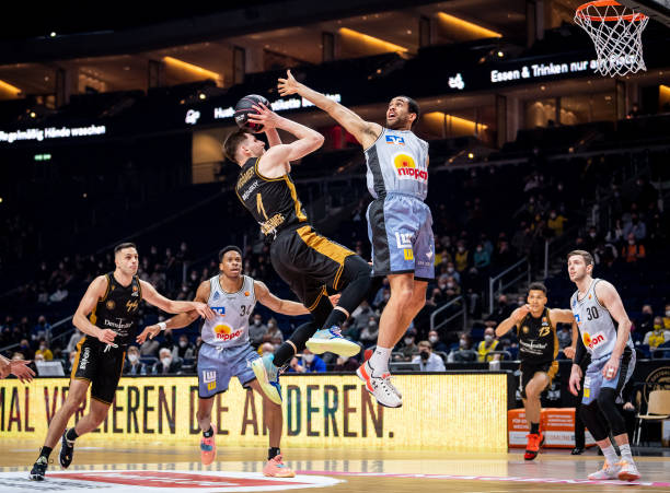 惨烈！津门虎负浙江两将挂彩：杨帆去医院缝针 献钧失去两颗门牙