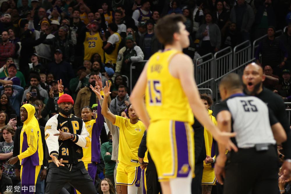 观众络绎不 观众络绎不