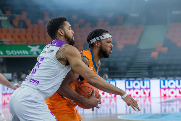 圣诞夜难掩失落！詹姆斯失利后未停留赛后直接返回更衣室（圣诞夜失意难遮：詹姆斯败战后未停留径直回更衣室）