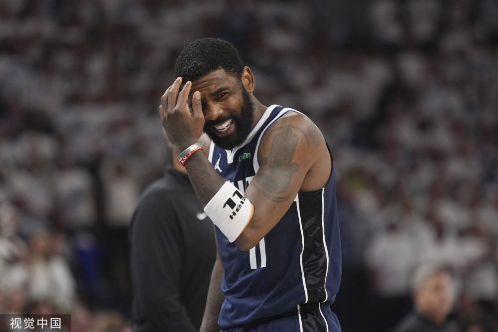 圣诞夜难掩失落！詹姆斯失利后未停留赛后直接返回更衣室（圣诞夜失意难遮：詹姆斯败战后未停留径直回更衣室）